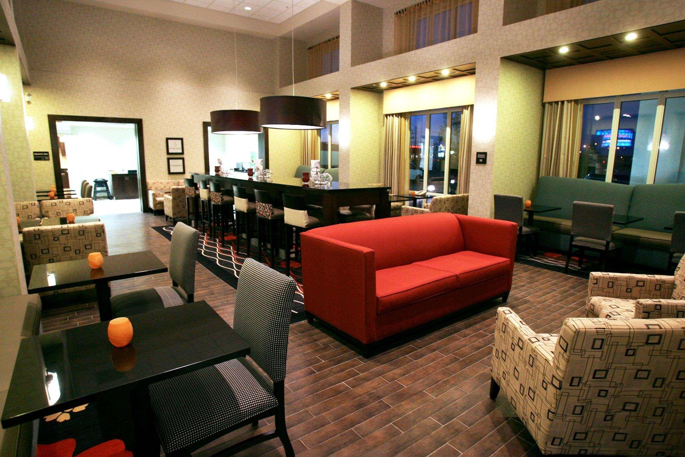 Hampton Inn & Suites Red Deer Penhold Restaurant photo