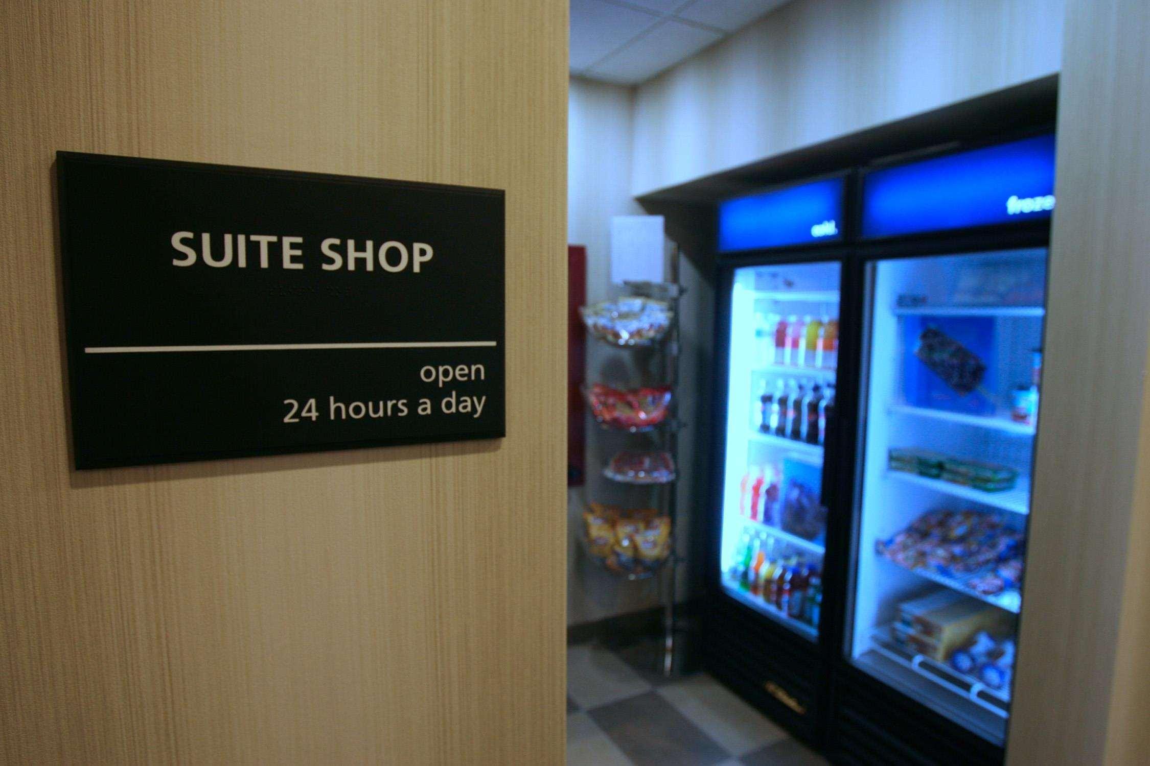 Hampton Inn & Suites Red Deer Penhold Extérieur photo