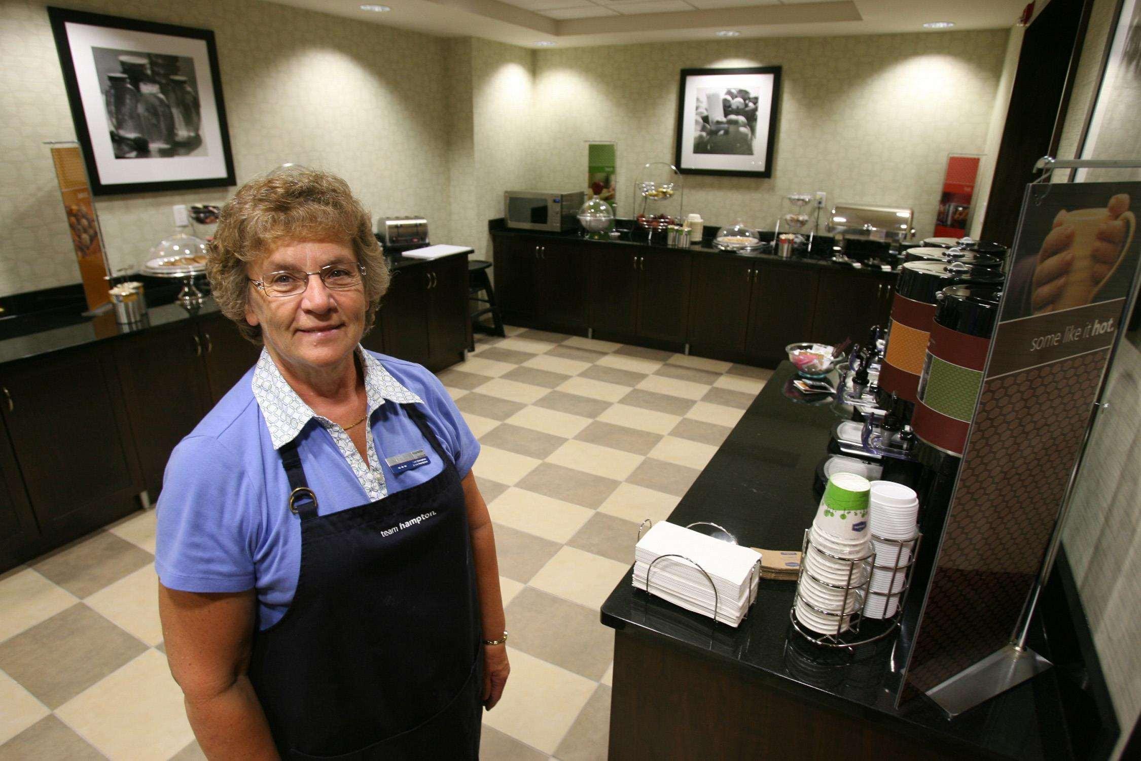 Hampton Inn & Suites Red Deer Penhold Restaurant photo