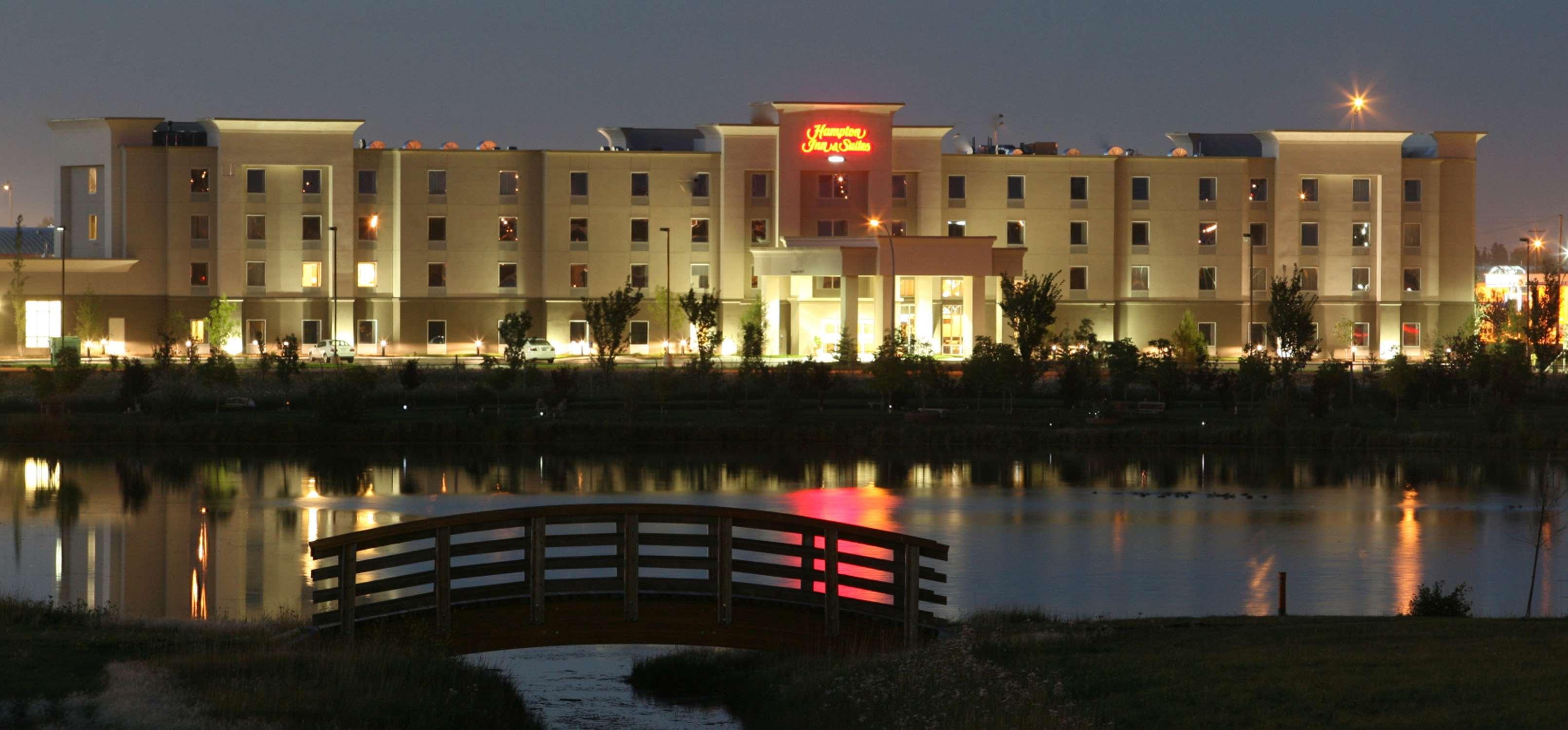 Hampton Inn & Suites Red Deer Penhold Extérieur photo