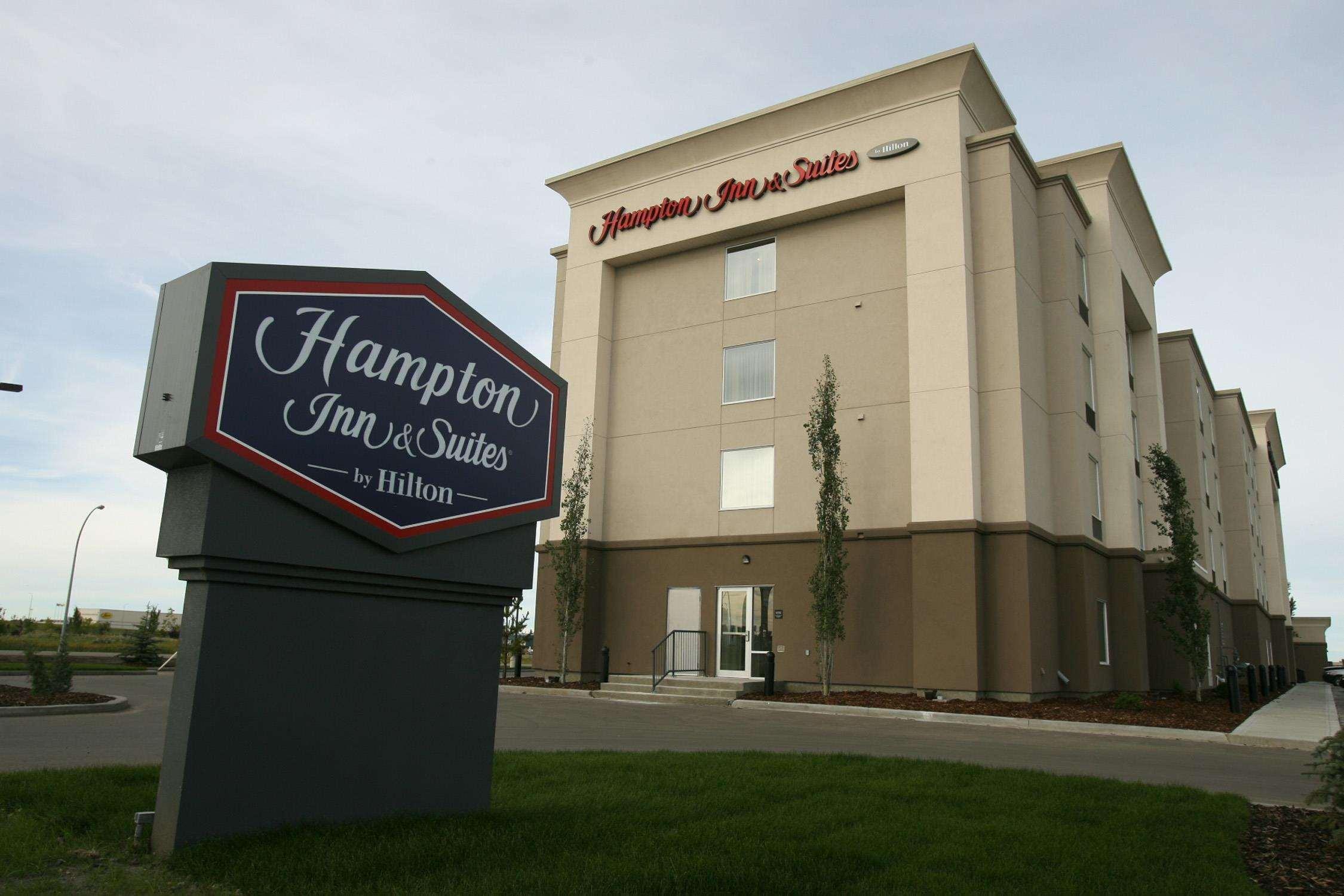 Hampton Inn & Suites Red Deer Penhold Extérieur photo