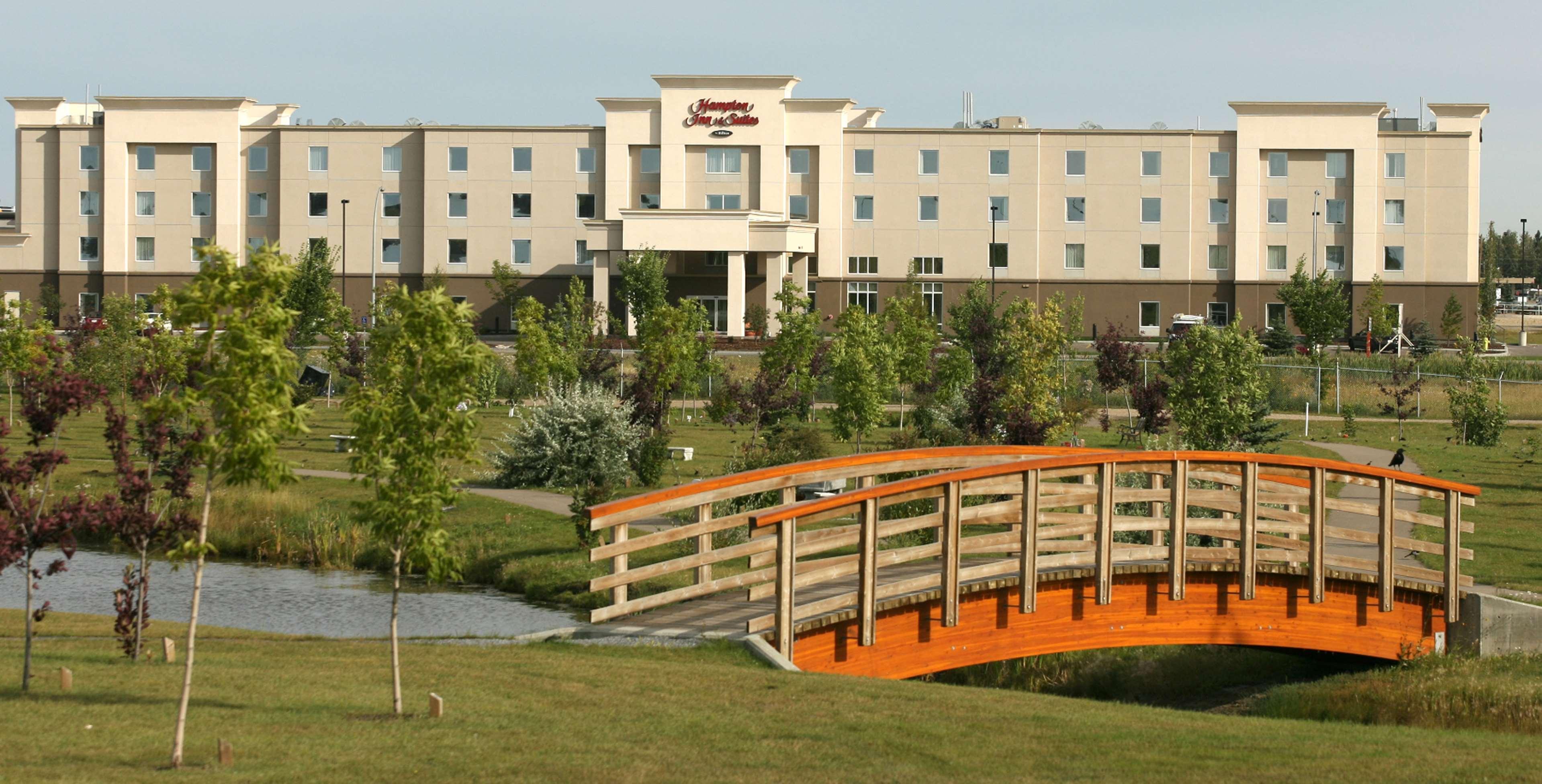 Hampton Inn & Suites Red Deer Penhold Extérieur photo