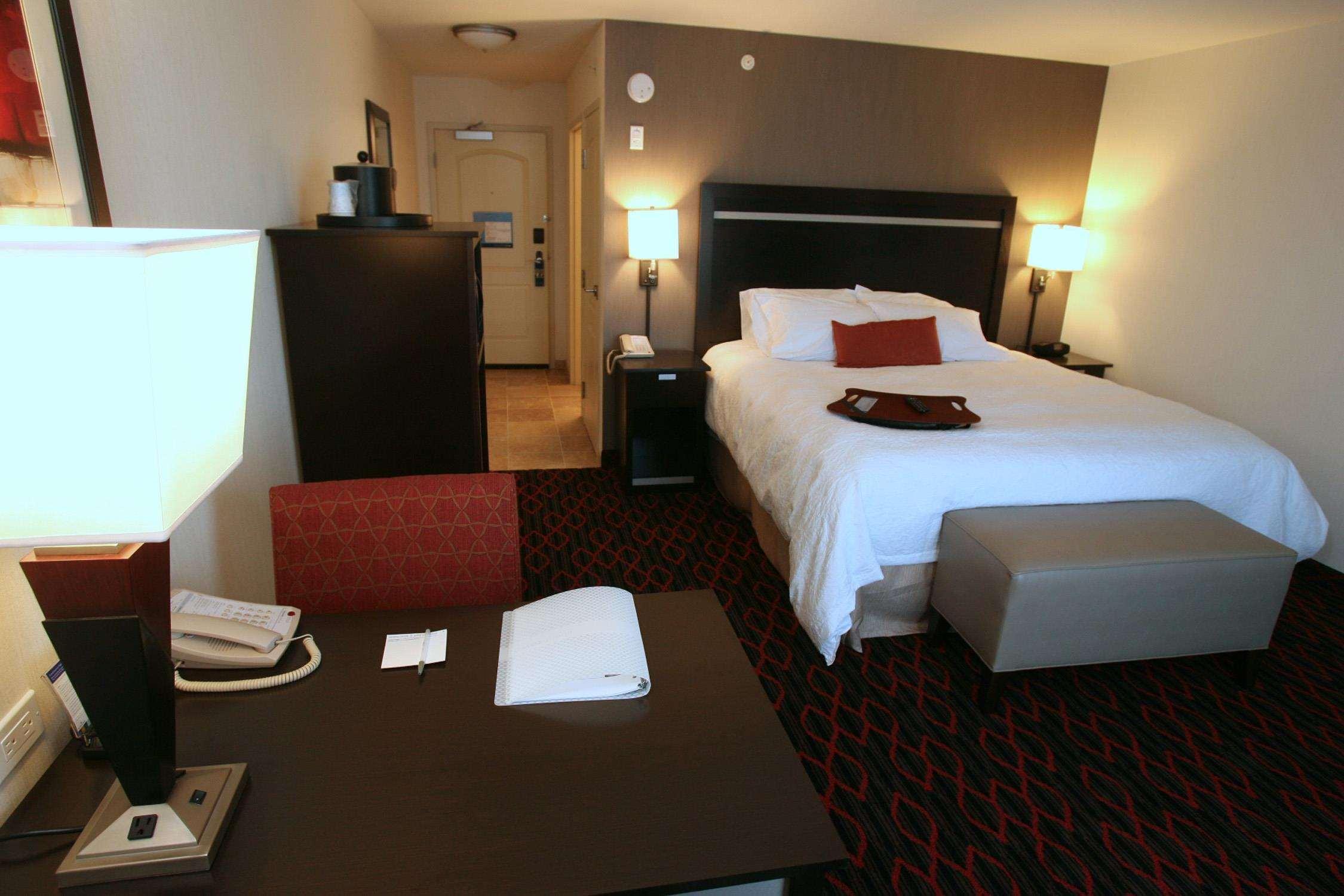 Hampton Inn & Suites Red Deer Penhold Chambre photo