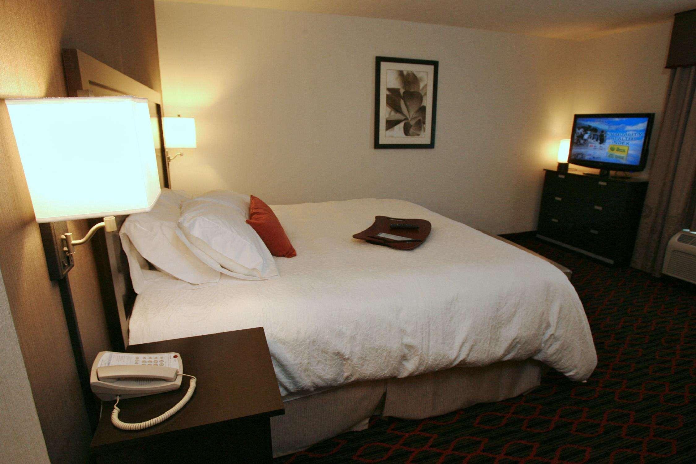 Hampton Inn & Suites Red Deer Penhold Chambre photo