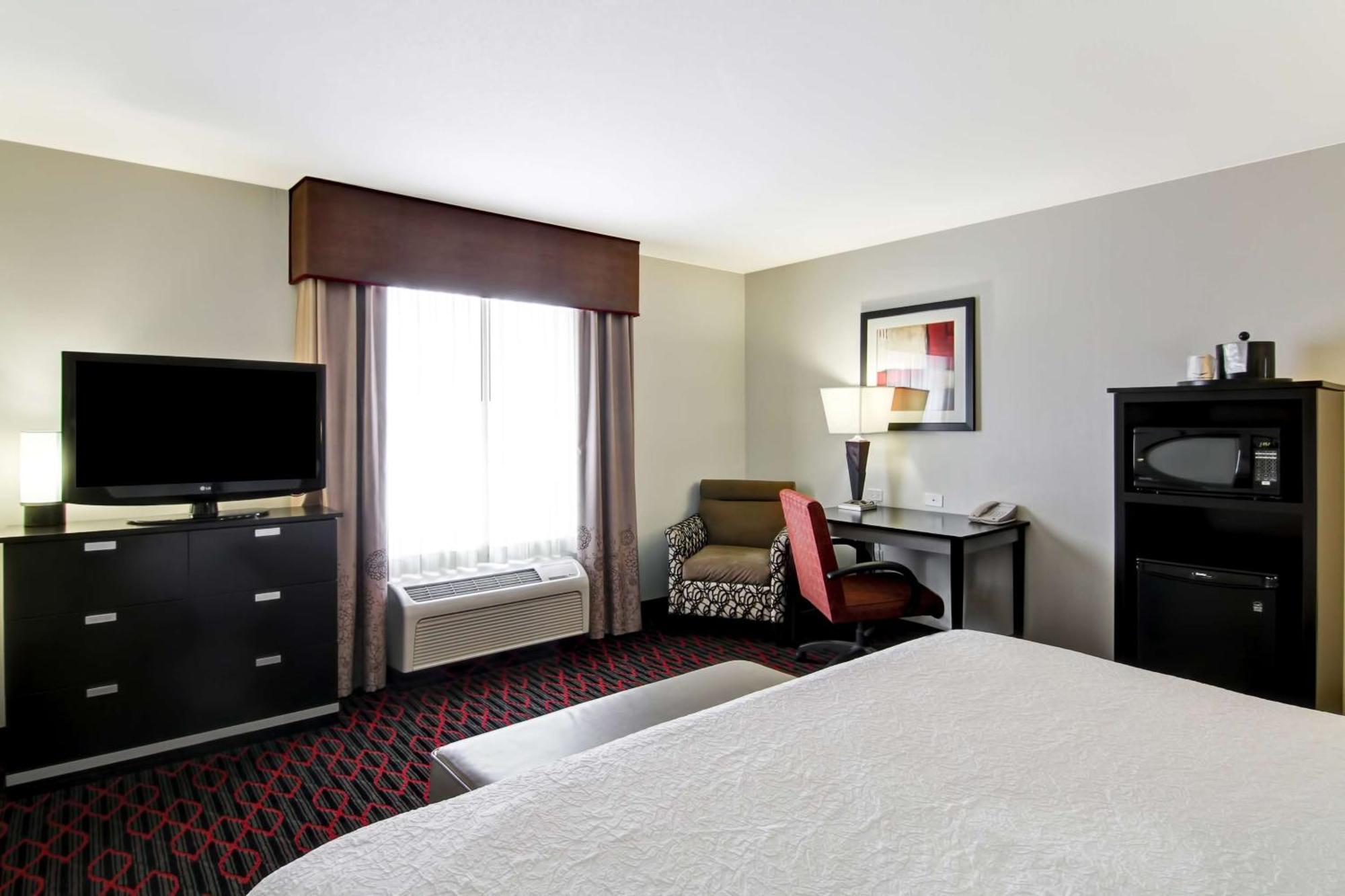 Hampton Inn & Suites Red Deer Penhold Extérieur photo