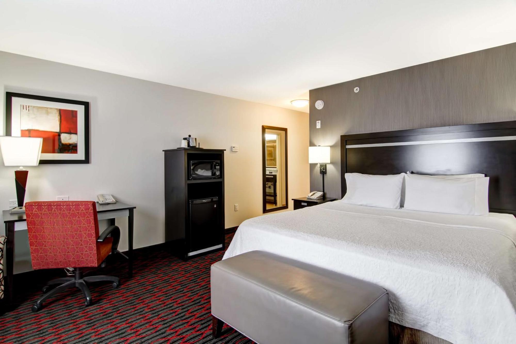 Hampton Inn & Suites Red Deer Penhold Extérieur photo