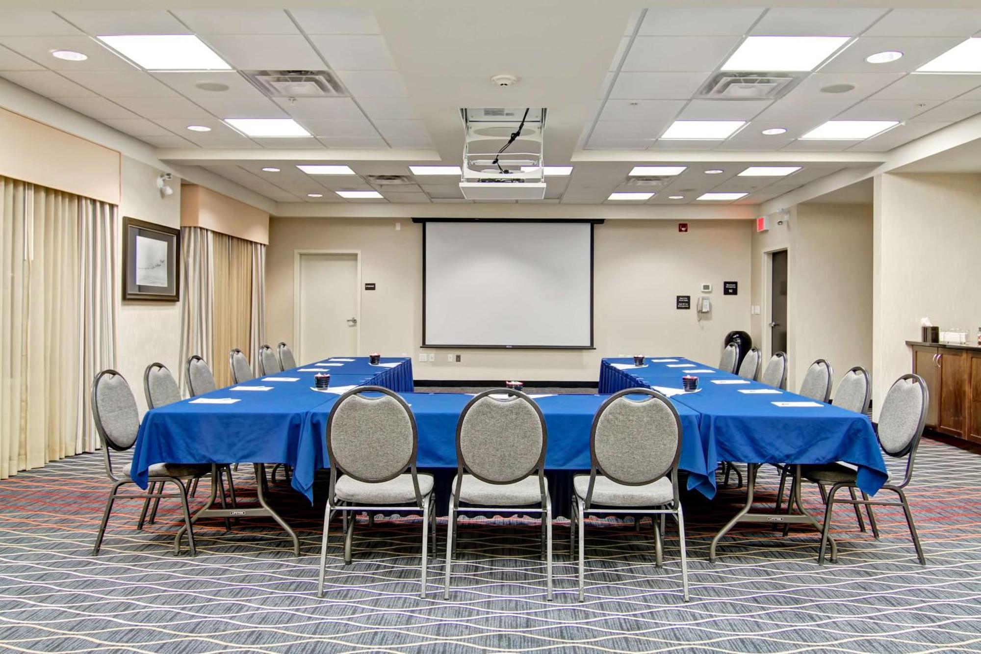Hampton Inn & Suites Red Deer Penhold Extérieur photo