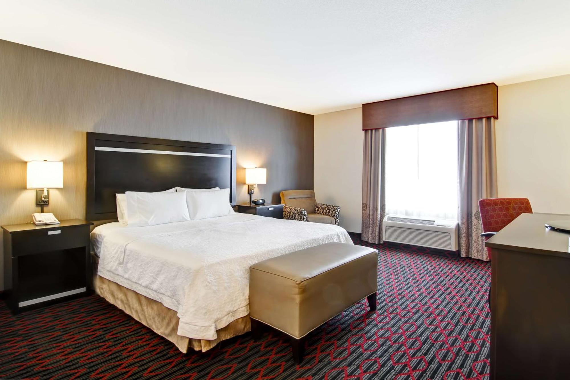 Hampton Inn & Suites Red Deer Penhold Extérieur photo