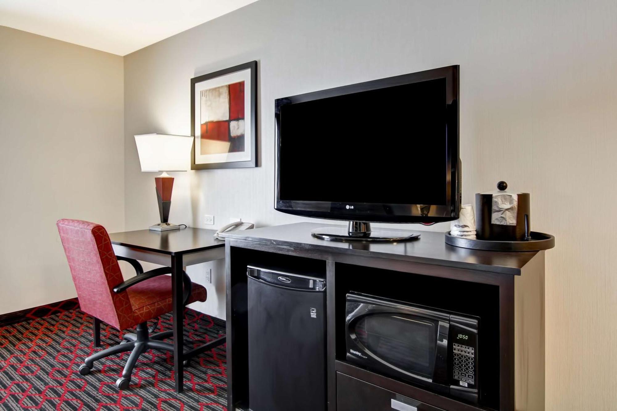 Hampton Inn & Suites Red Deer Penhold Extérieur photo