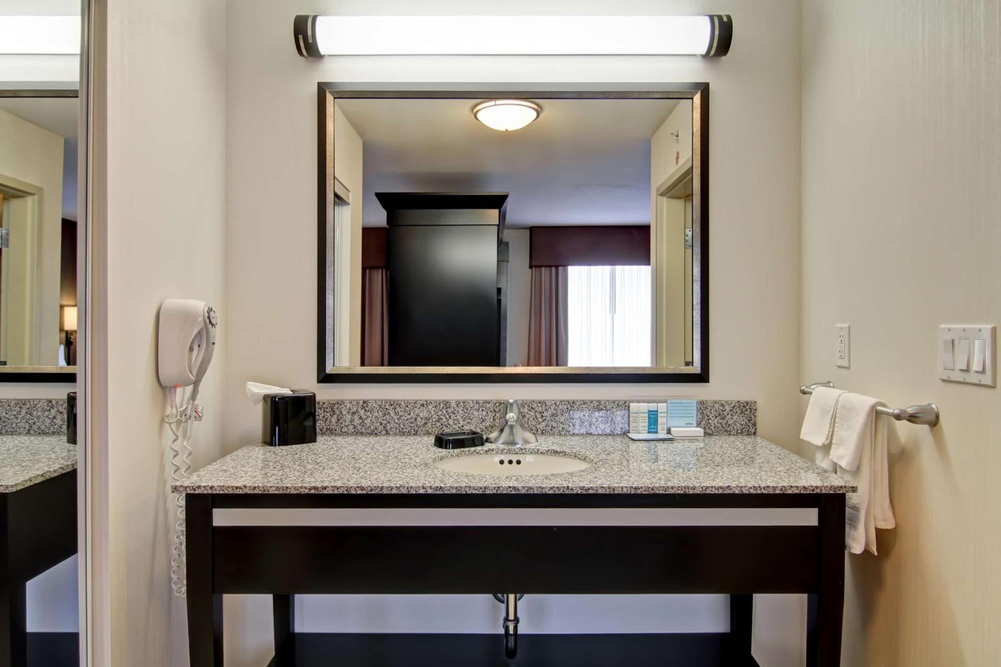 Hampton Inn & Suites Red Deer Penhold Extérieur photo