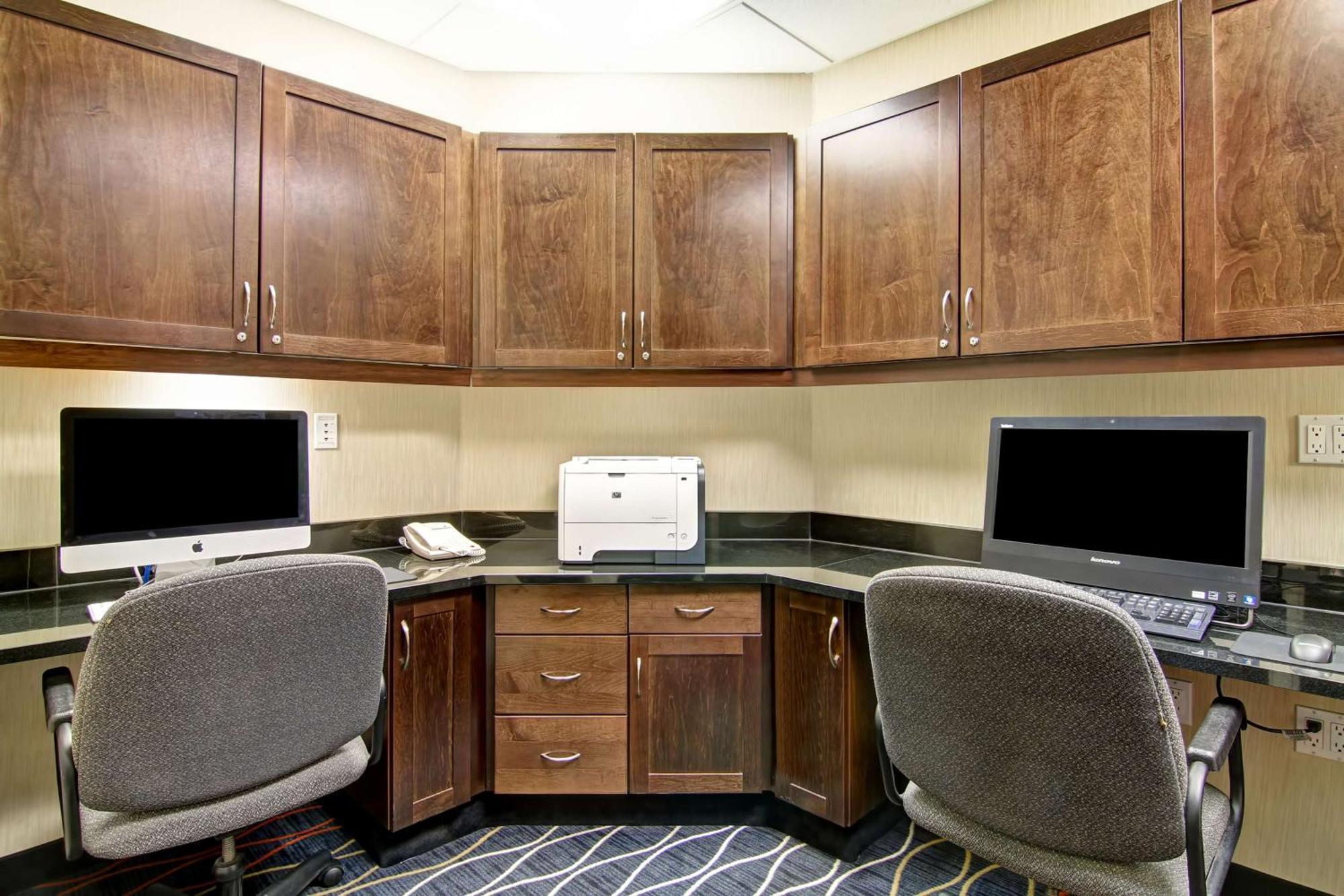 Hampton Inn & Suites Red Deer Penhold Extérieur photo
