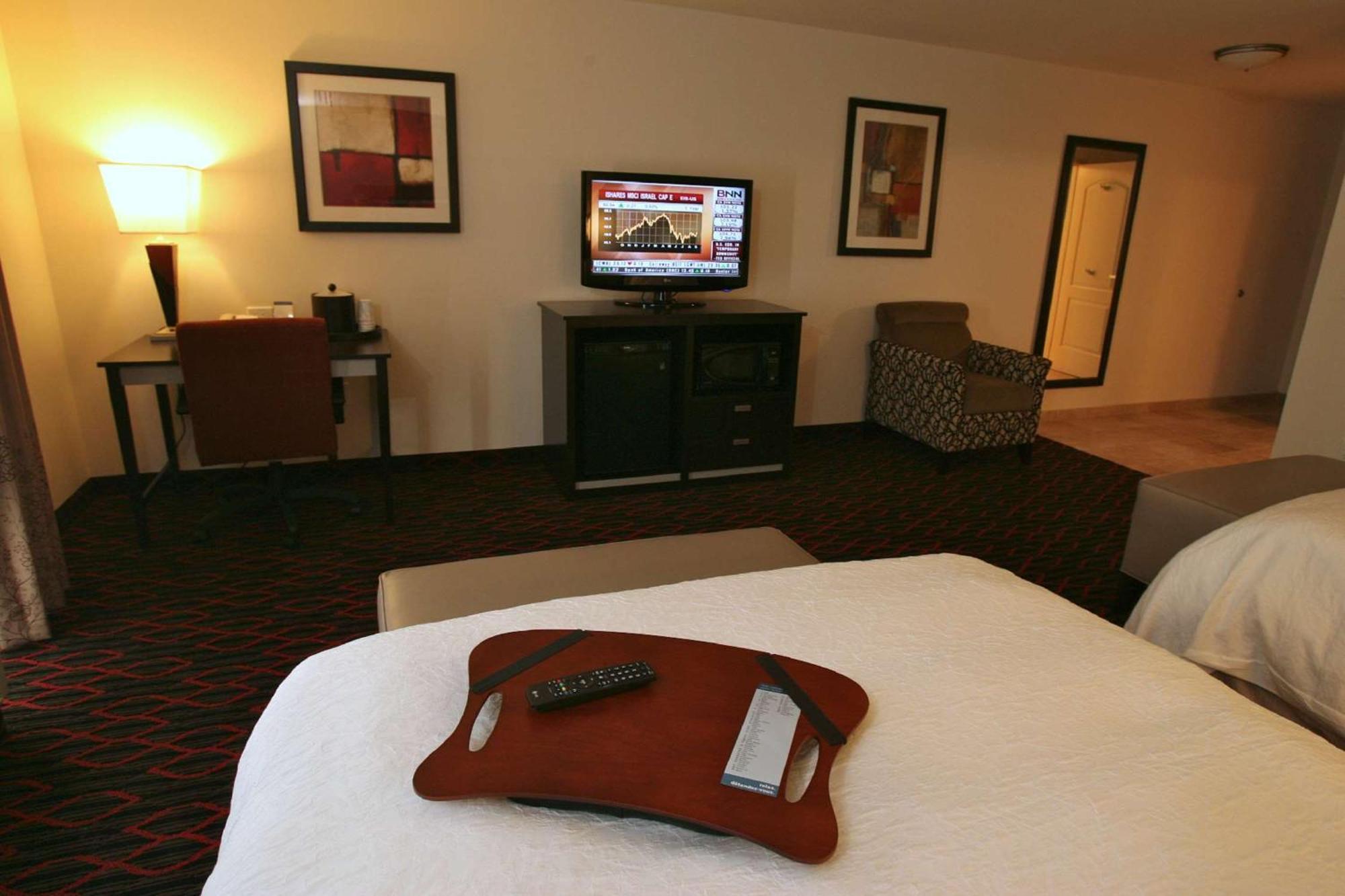 Hampton Inn & Suites Red Deer Penhold Extérieur photo