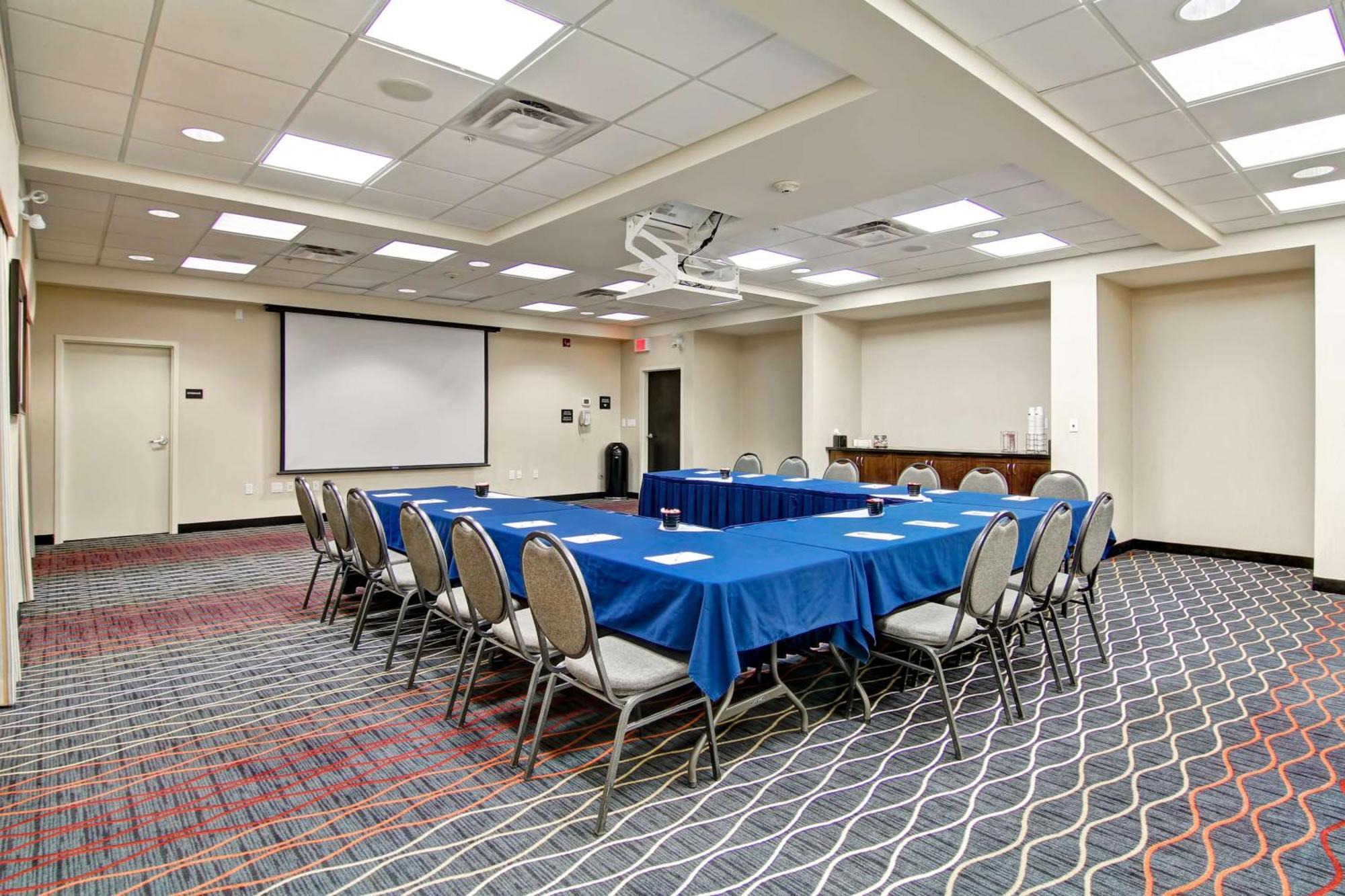 Hampton Inn & Suites Red Deer Penhold Extérieur photo