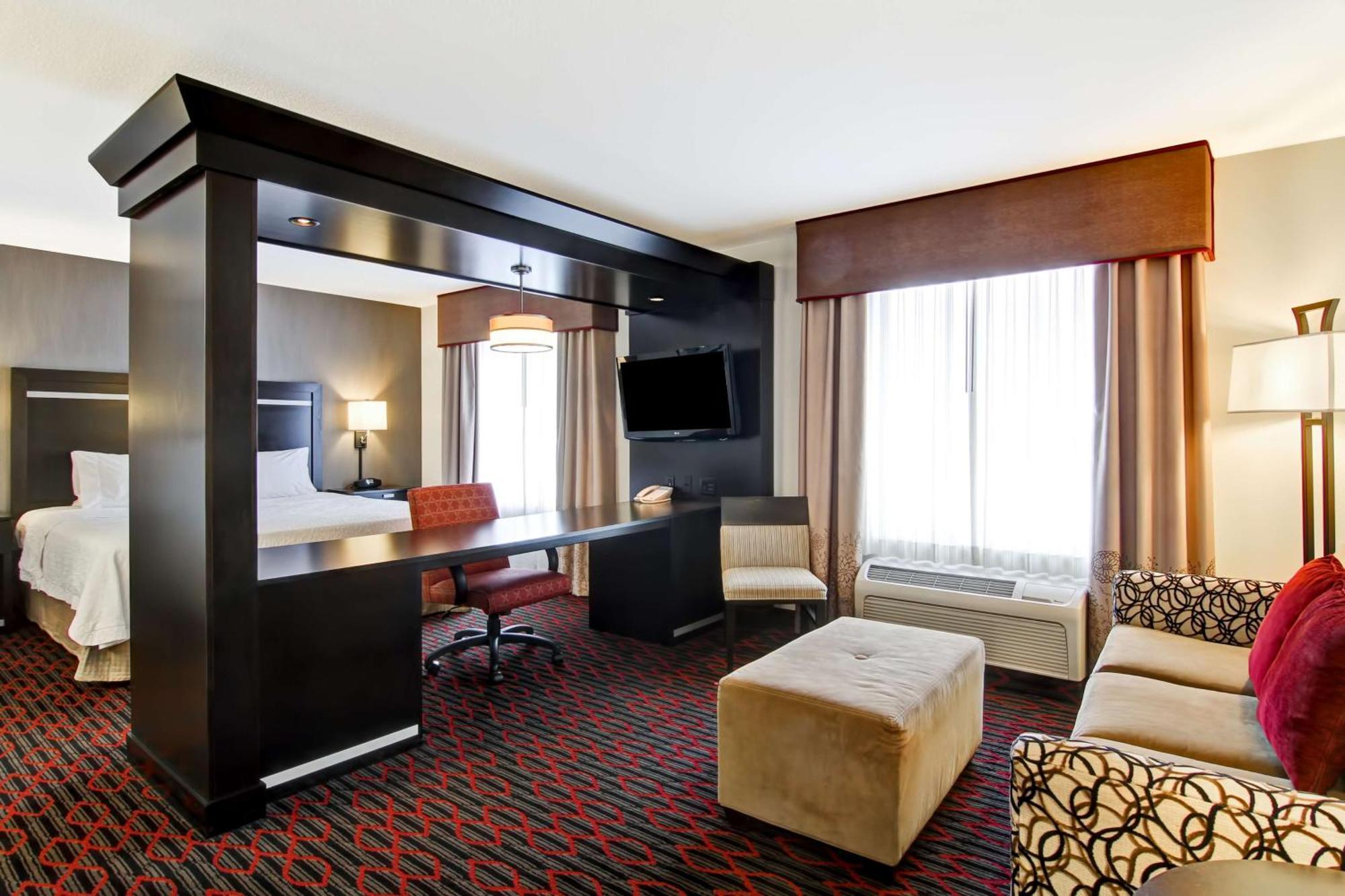 Hampton Inn & Suites Red Deer Penhold Extérieur photo