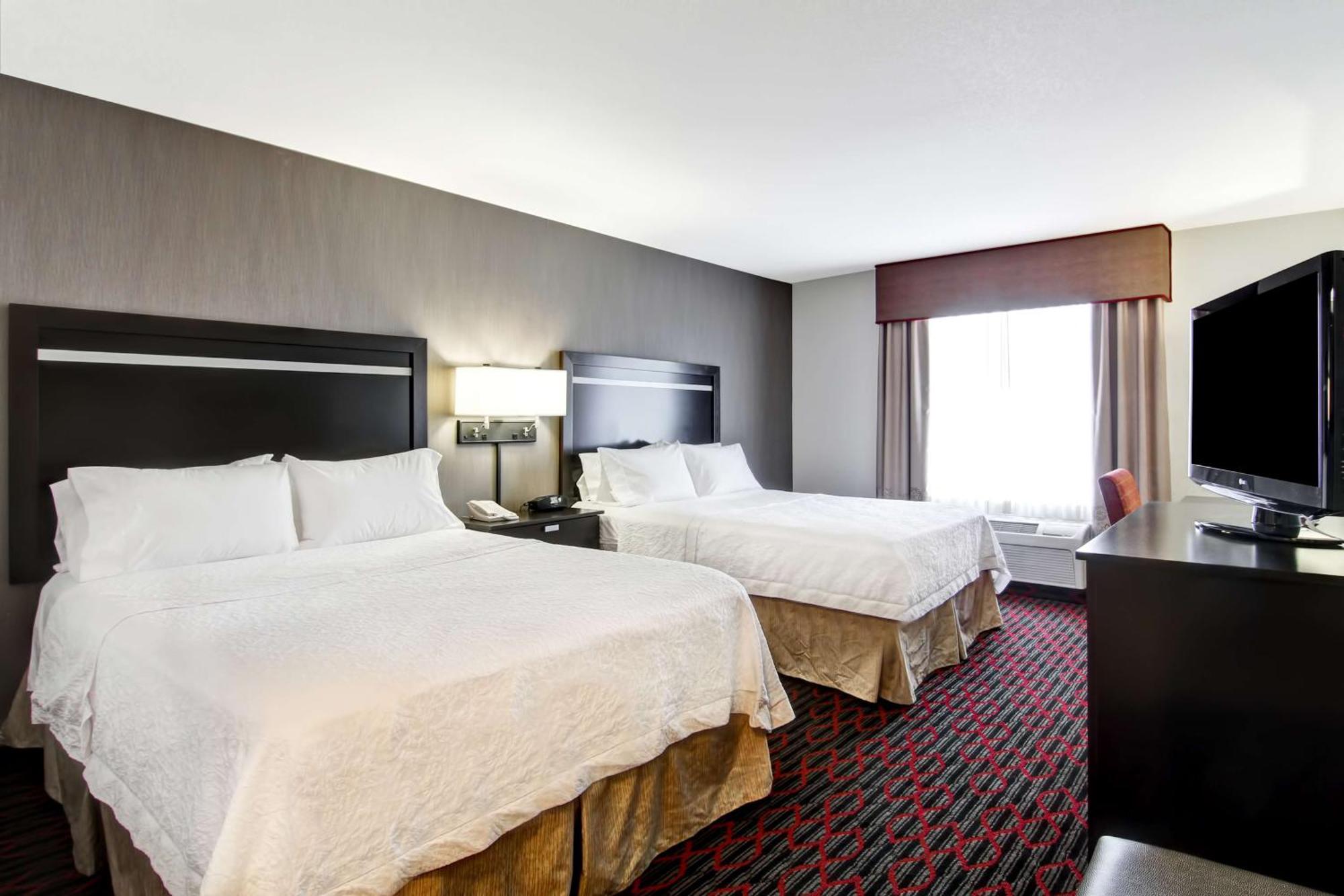 Hampton Inn & Suites Red Deer Penhold Extérieur photo