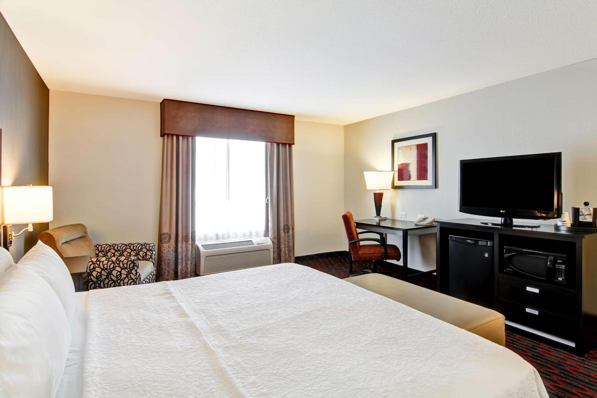 Hampton Inn & Suites Red Deer Penhold Extérieur photo
