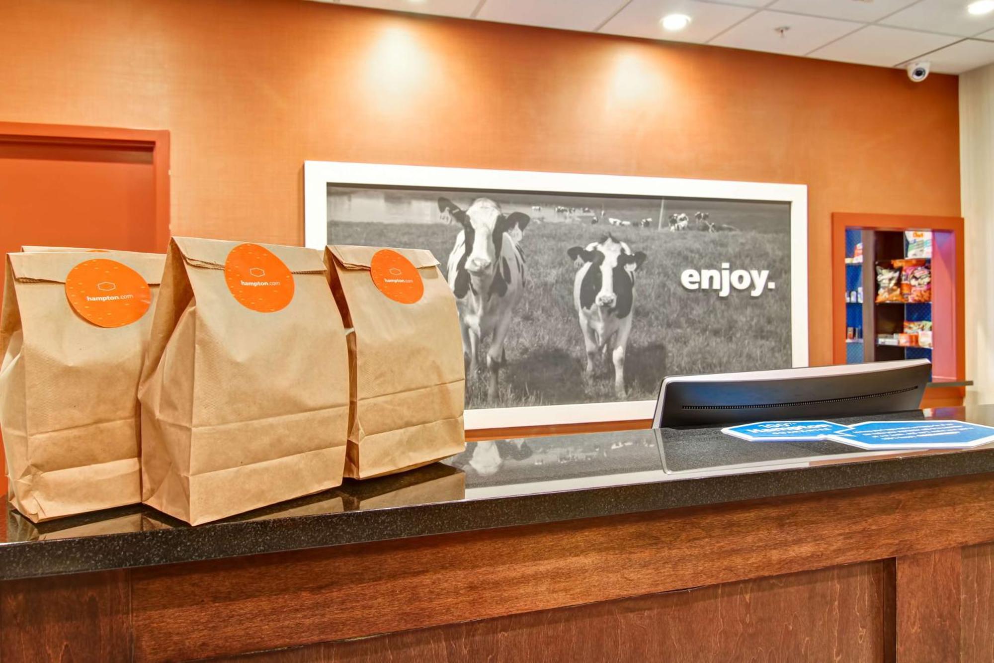 Hampton Inn & Suites Red Deer Penhold Extérieur photo