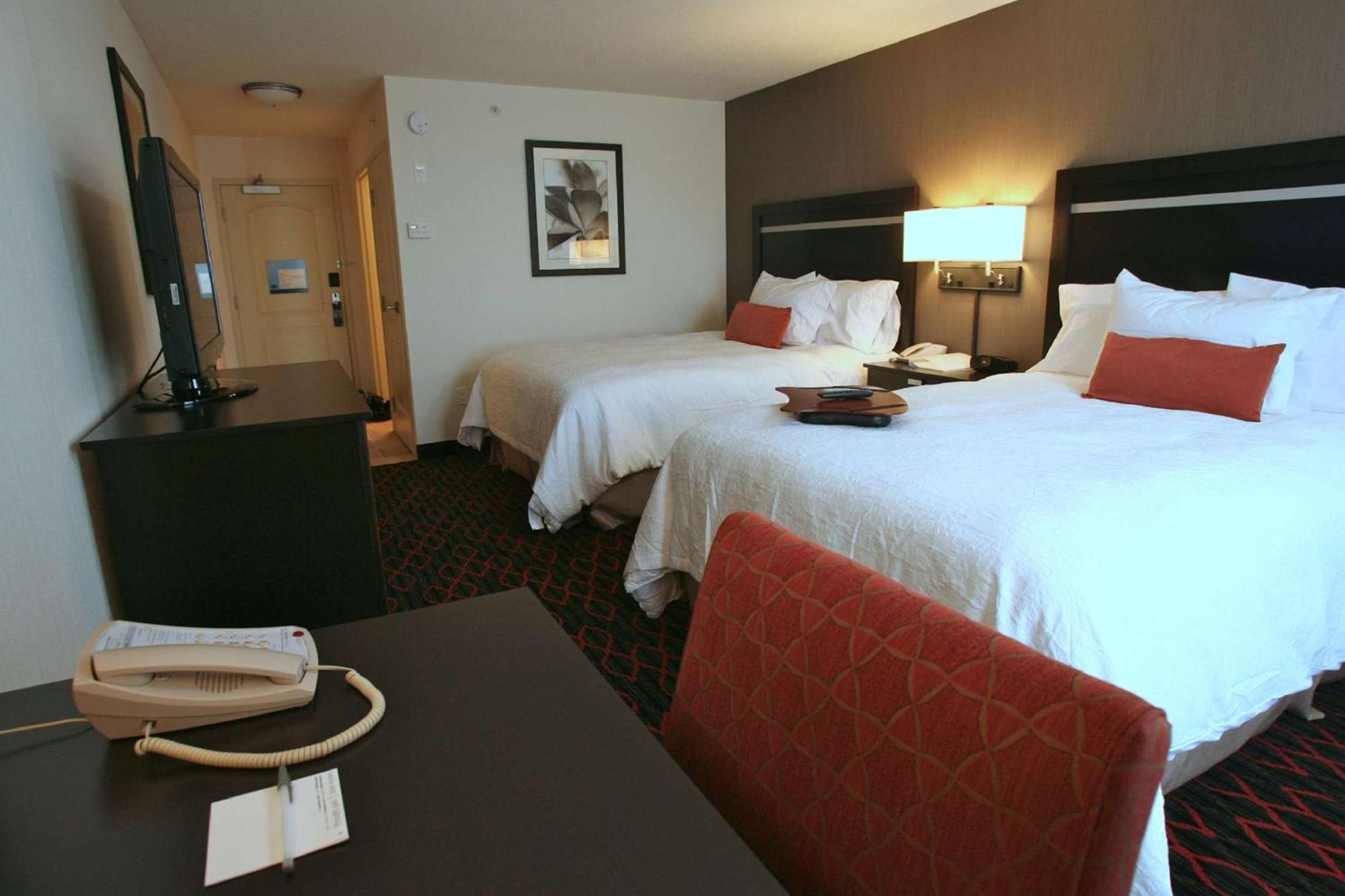 Hampton Inn & Suites Red Deer Penhold Extérieur photo