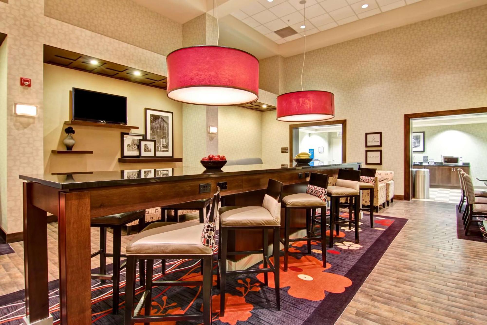 Hampton Inn & Suites Red Deer Penhold Extérieur photo