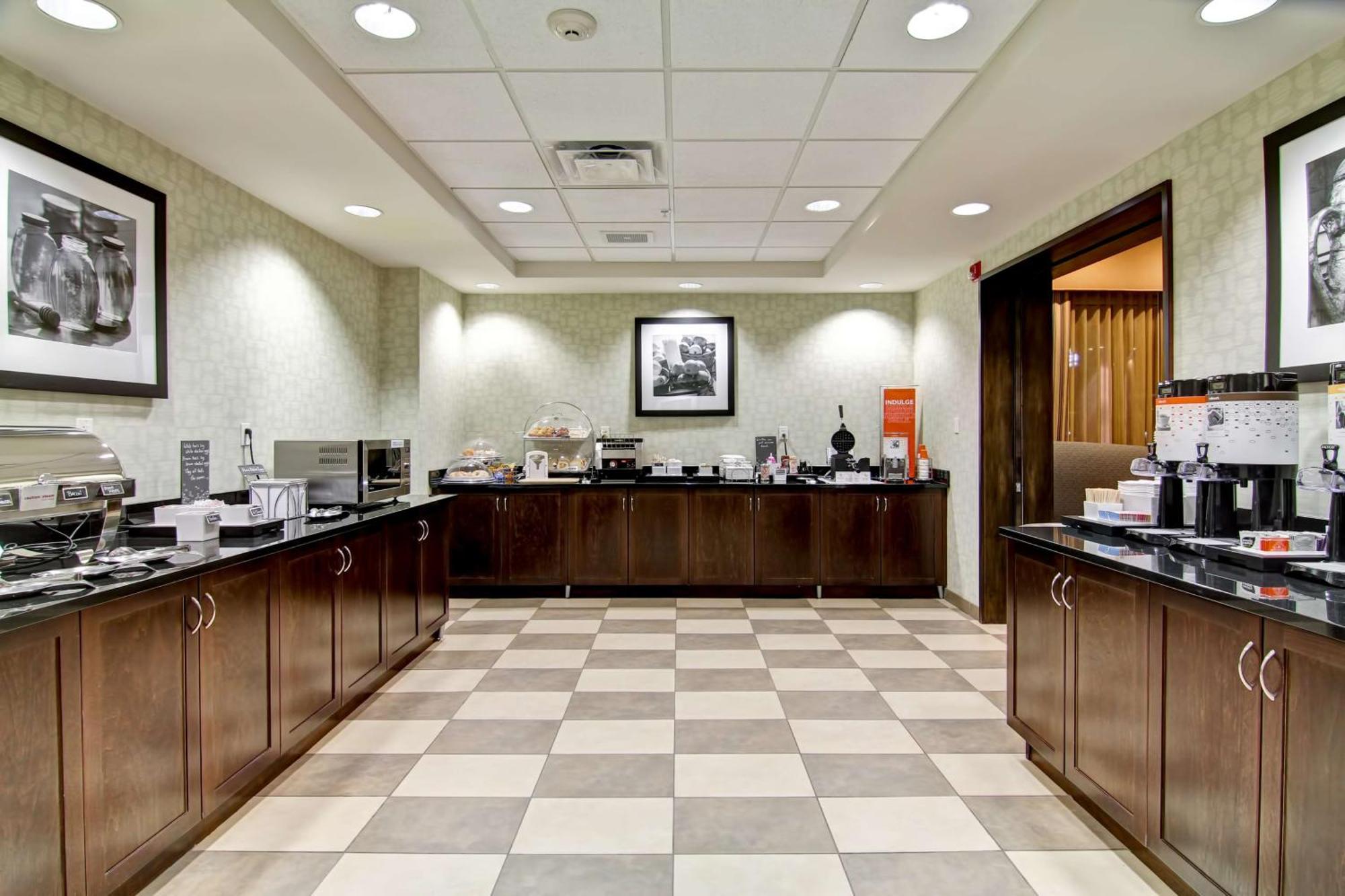Hampton Inn & Suites Red Deer Penhold Extérieur photo