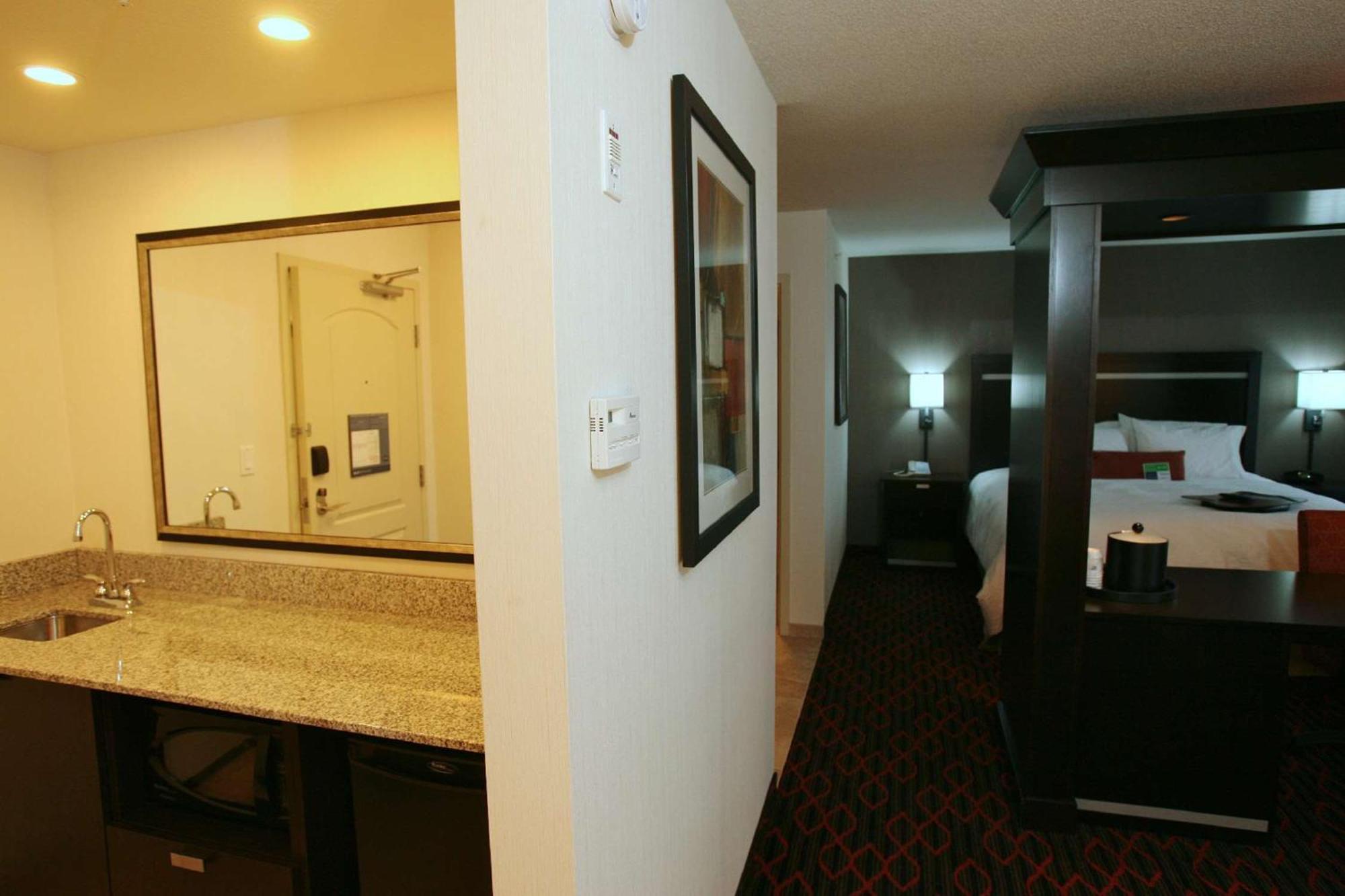 Hampton Inn & Suites Red Deer Penhold Extérieur photo