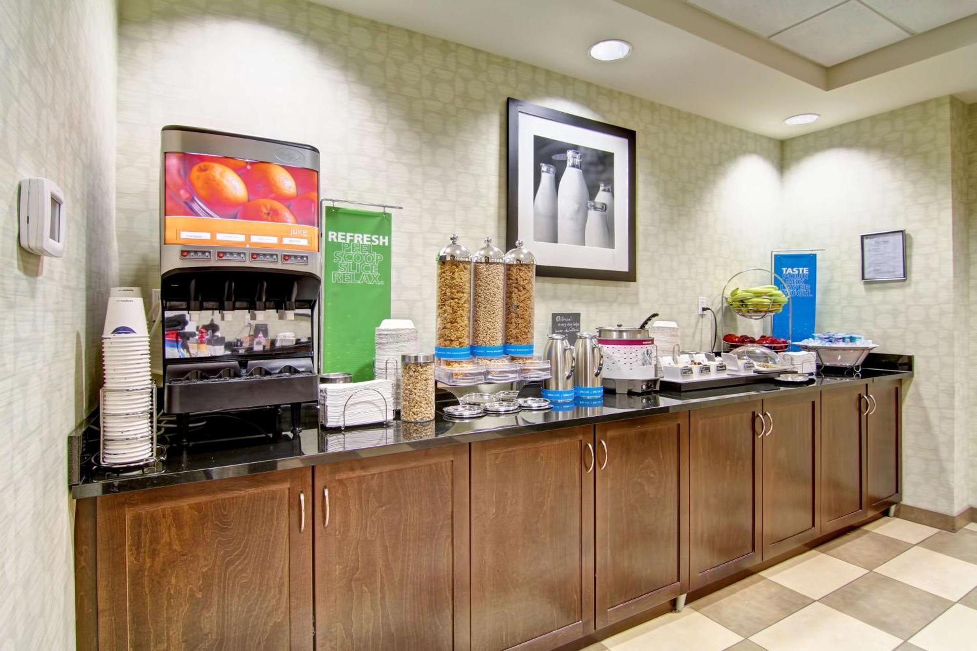 Hampton Inn & Suites Red Deer Penhold Extérieur photo