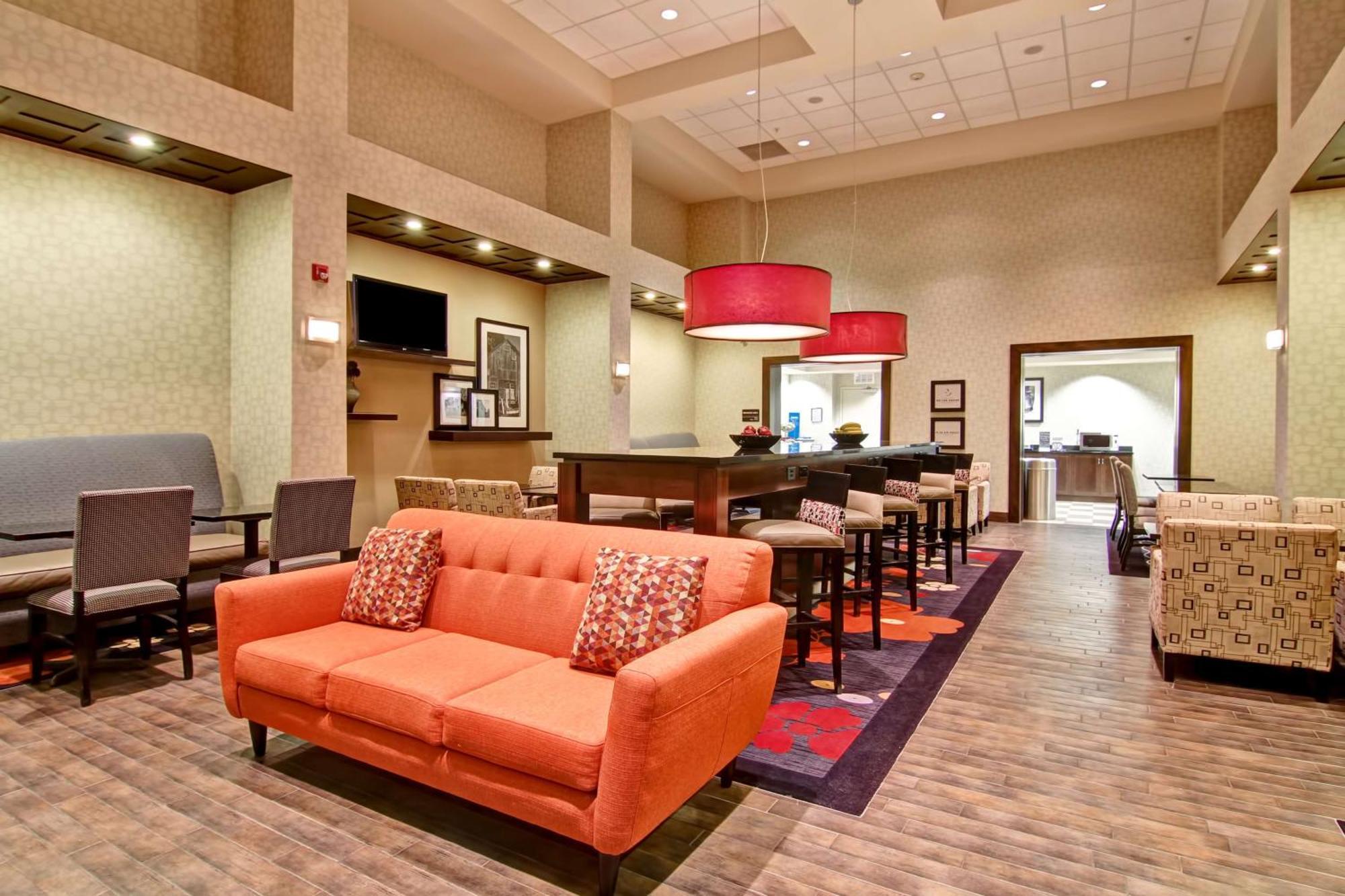 Hampton Inn & Suites Red Deer Penhold Extérieur photo