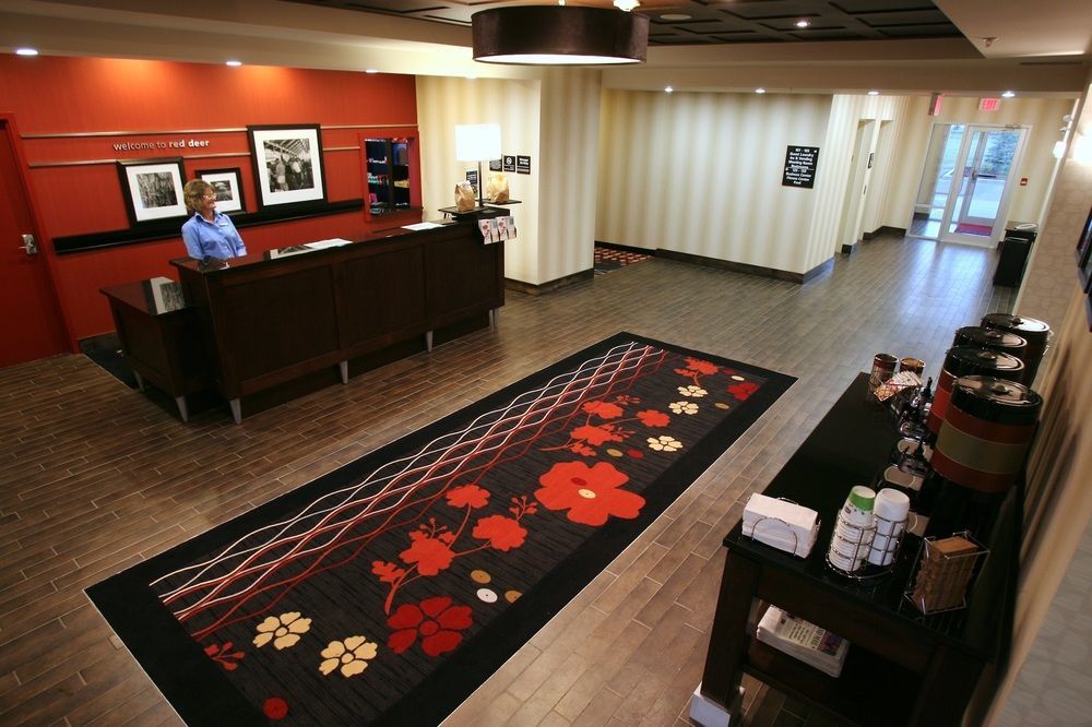 Hampton Inn & Suites Red Deer Penhold Extérieur photo