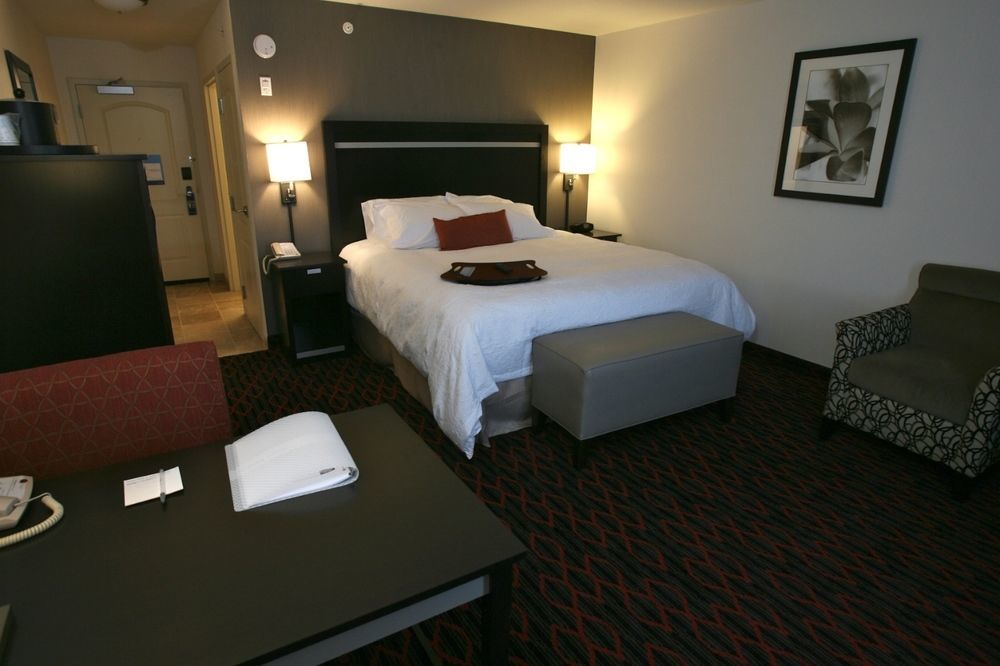 Hampton Inn & Suites Red Deer Penhold Extérieur photo