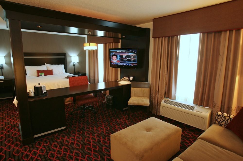 Hampton Inn & Suites Red Deer Penhold Extérieur photo